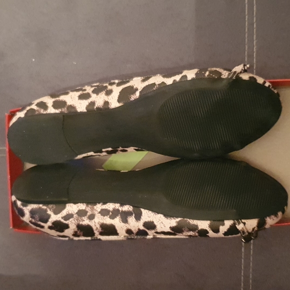 BNIB Guess Gina Leopard Flats size 8 - Picture 3 of 5